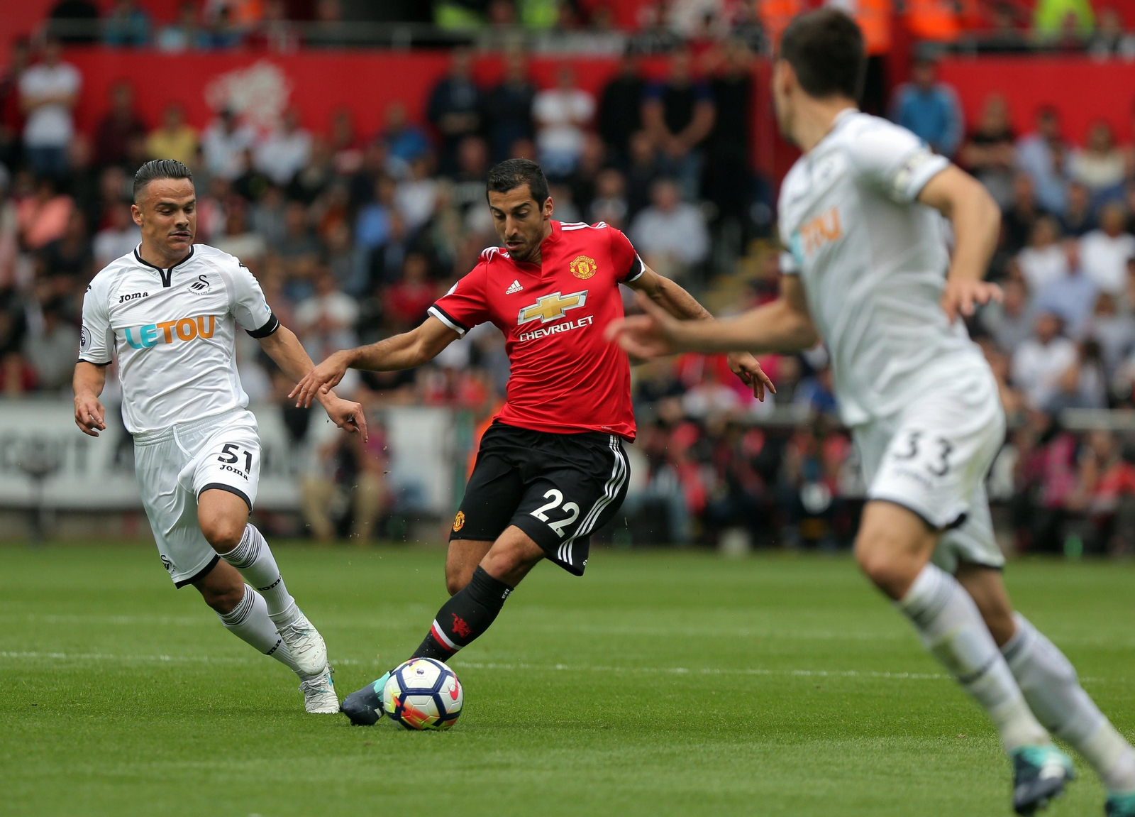 Roque Mesa persigue a Mkhitaryan en la Premier League.