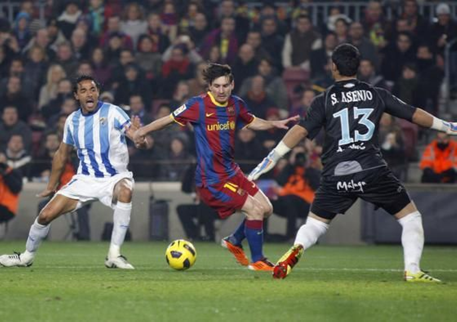 El Málaga se va goleado del Camp Nou ante una nueva exhibición del Barça (4-1). / Reuters