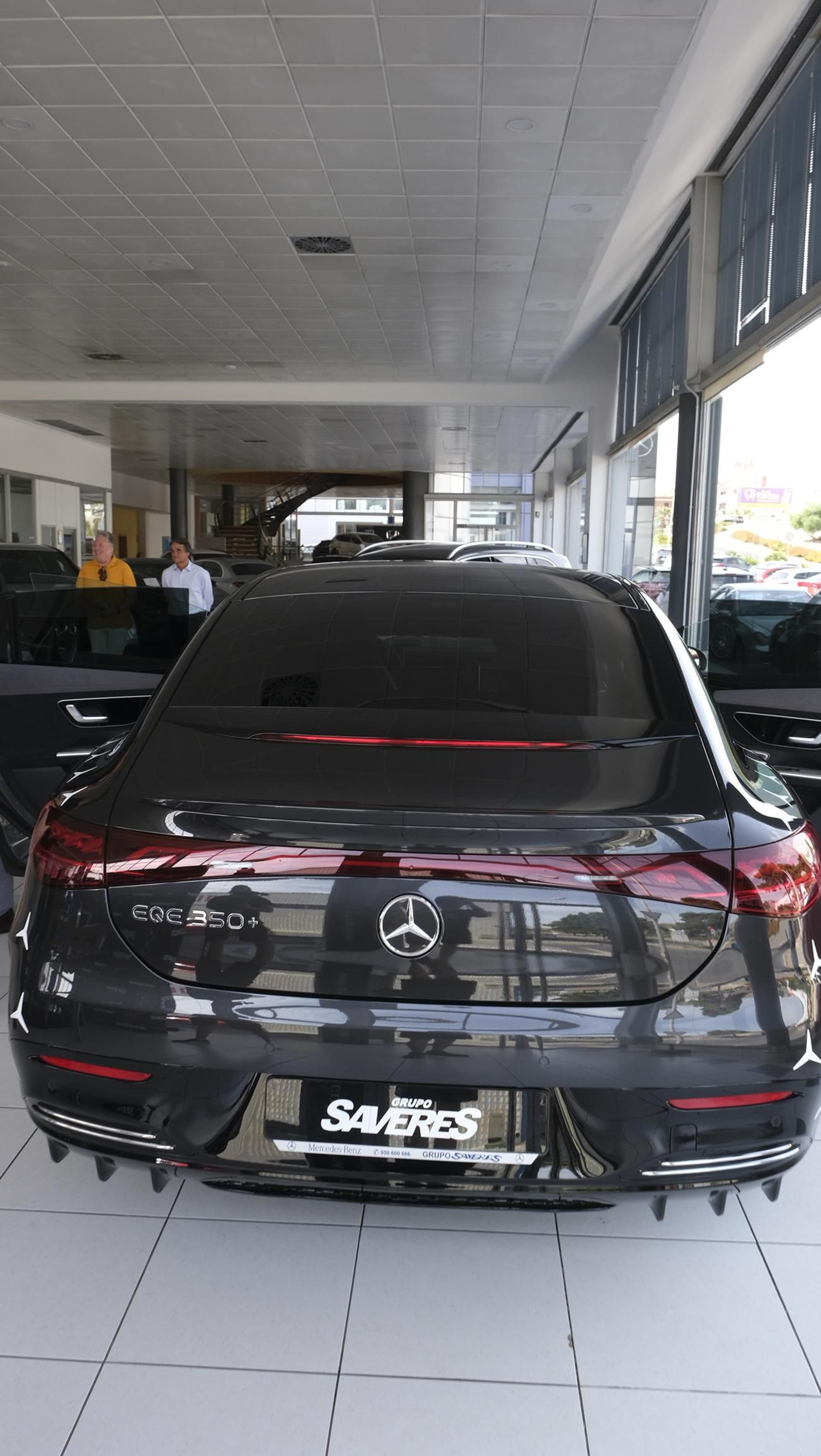 Imágenes de la presentación del Mercedes EQE en el concesionario Saveres, de Huércal de Almería