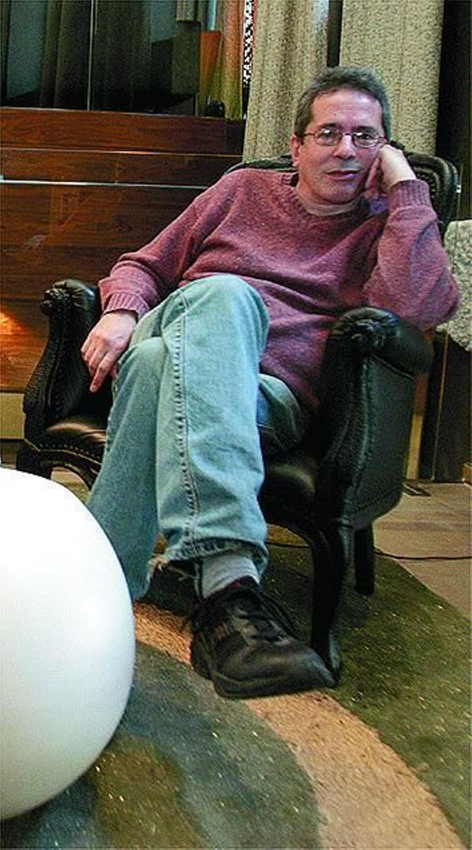 El escritor argentino César Aira en su domicilio.