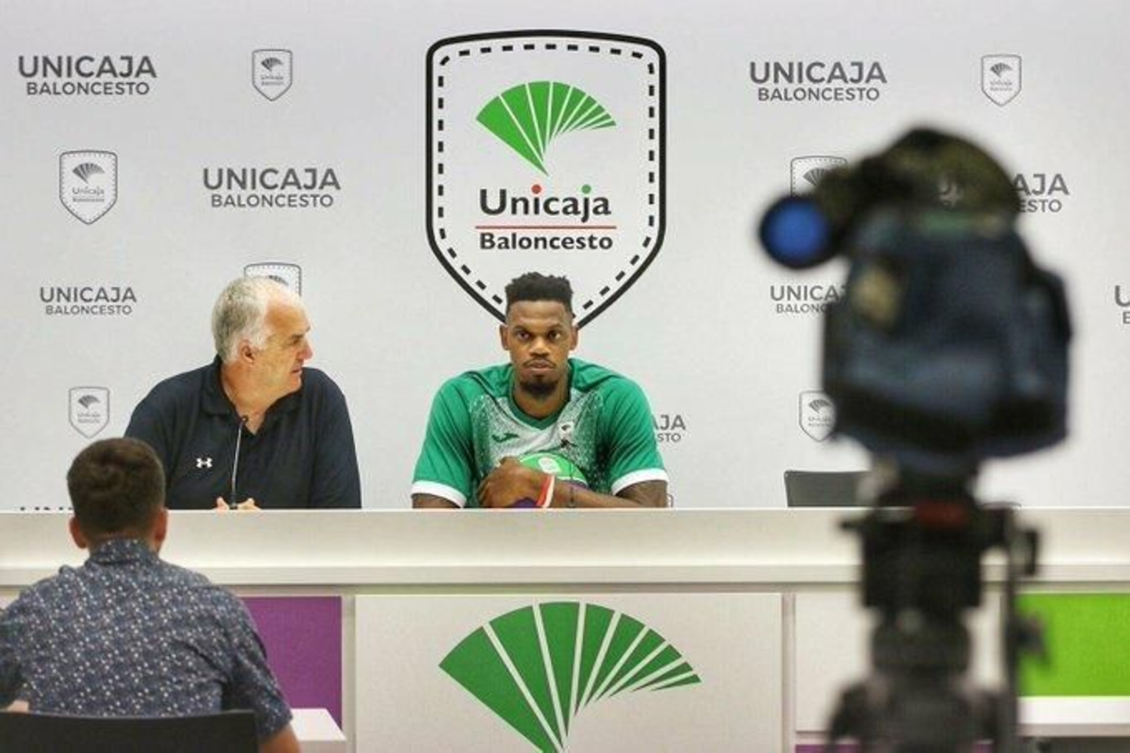 Frank Elegar, con Manolo Rubia en su presentación.