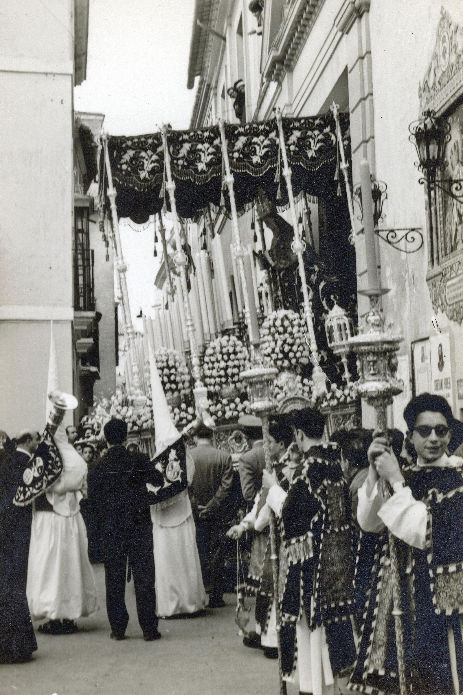 La Virgen del Subterráneo saliendo de la iglesia de la Misericordia.