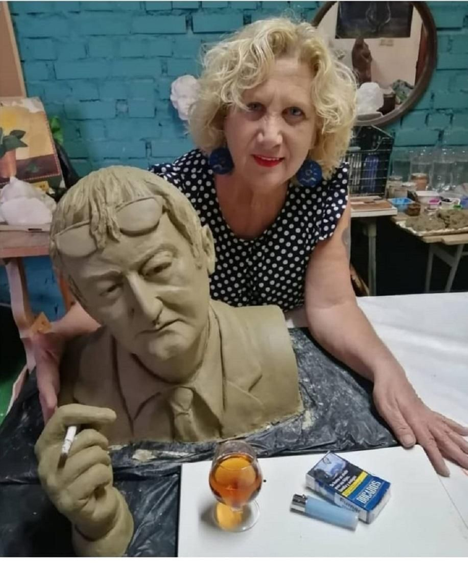 María José Herrera con el busto en barro de Silvio.