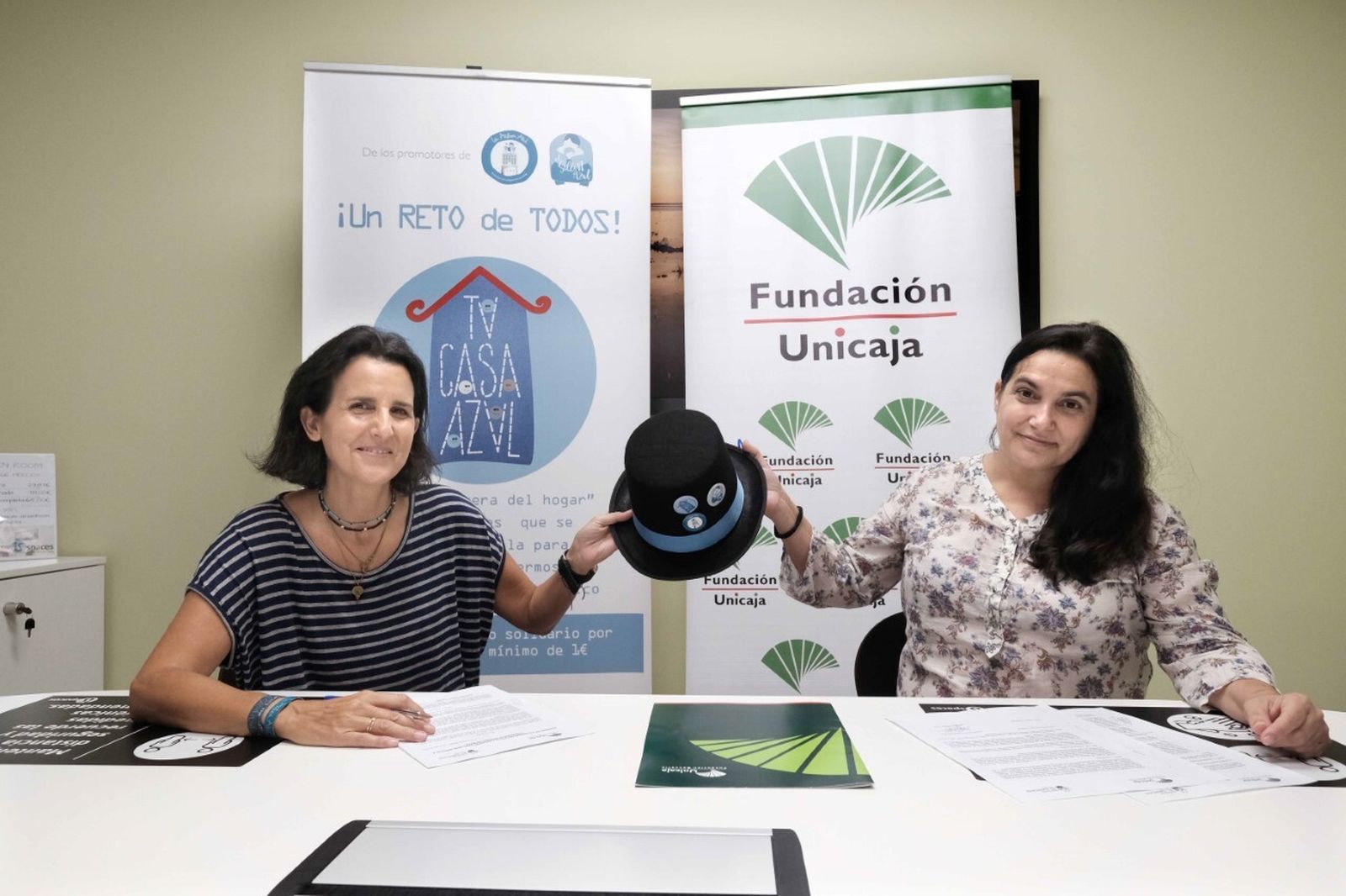 Marta Baturone y Sara Rodríguez tras la firma del acuerdo de colaboración.