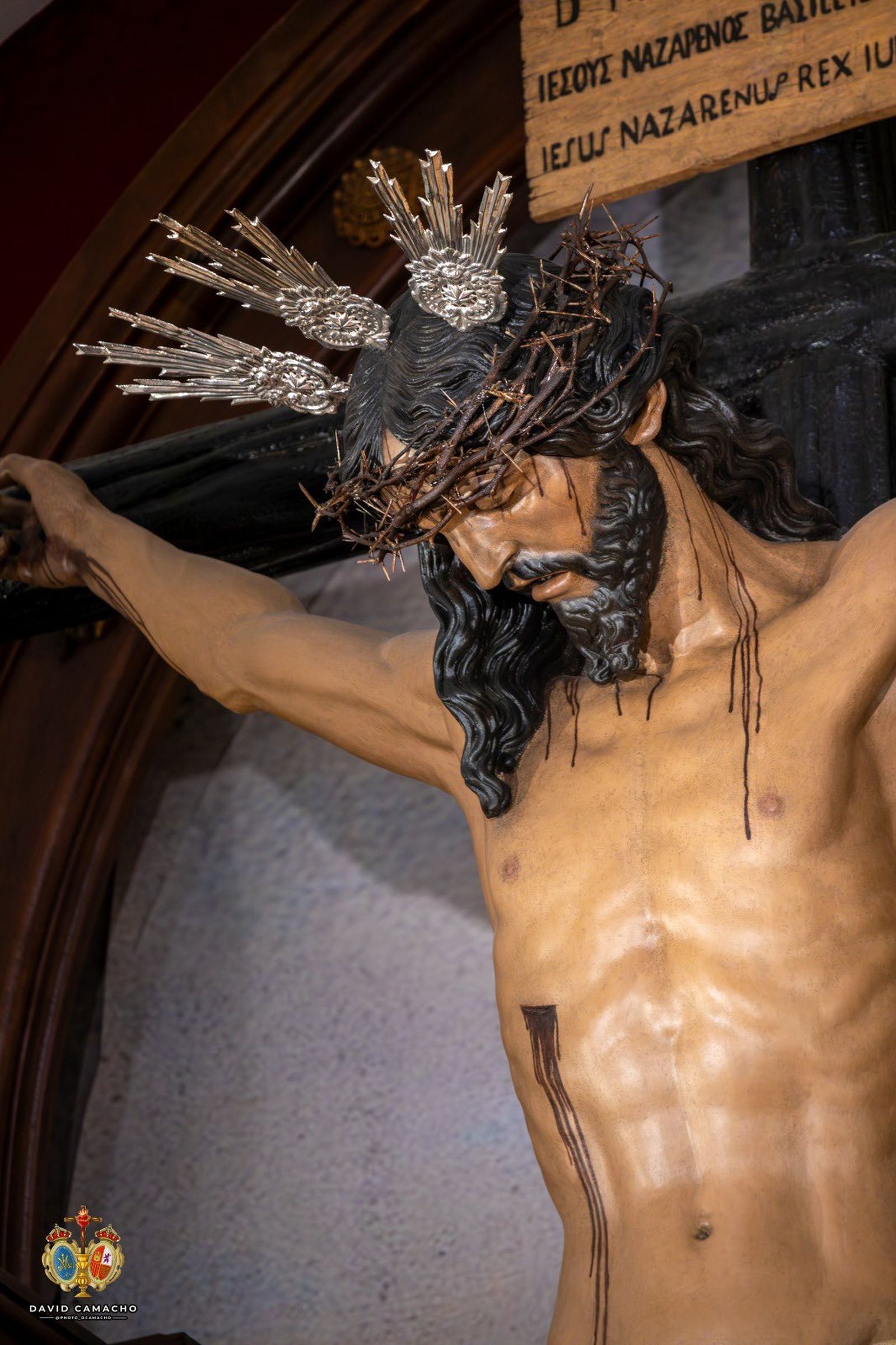 El crucificado, con la corona de espinas donada por Pasión y Muerte