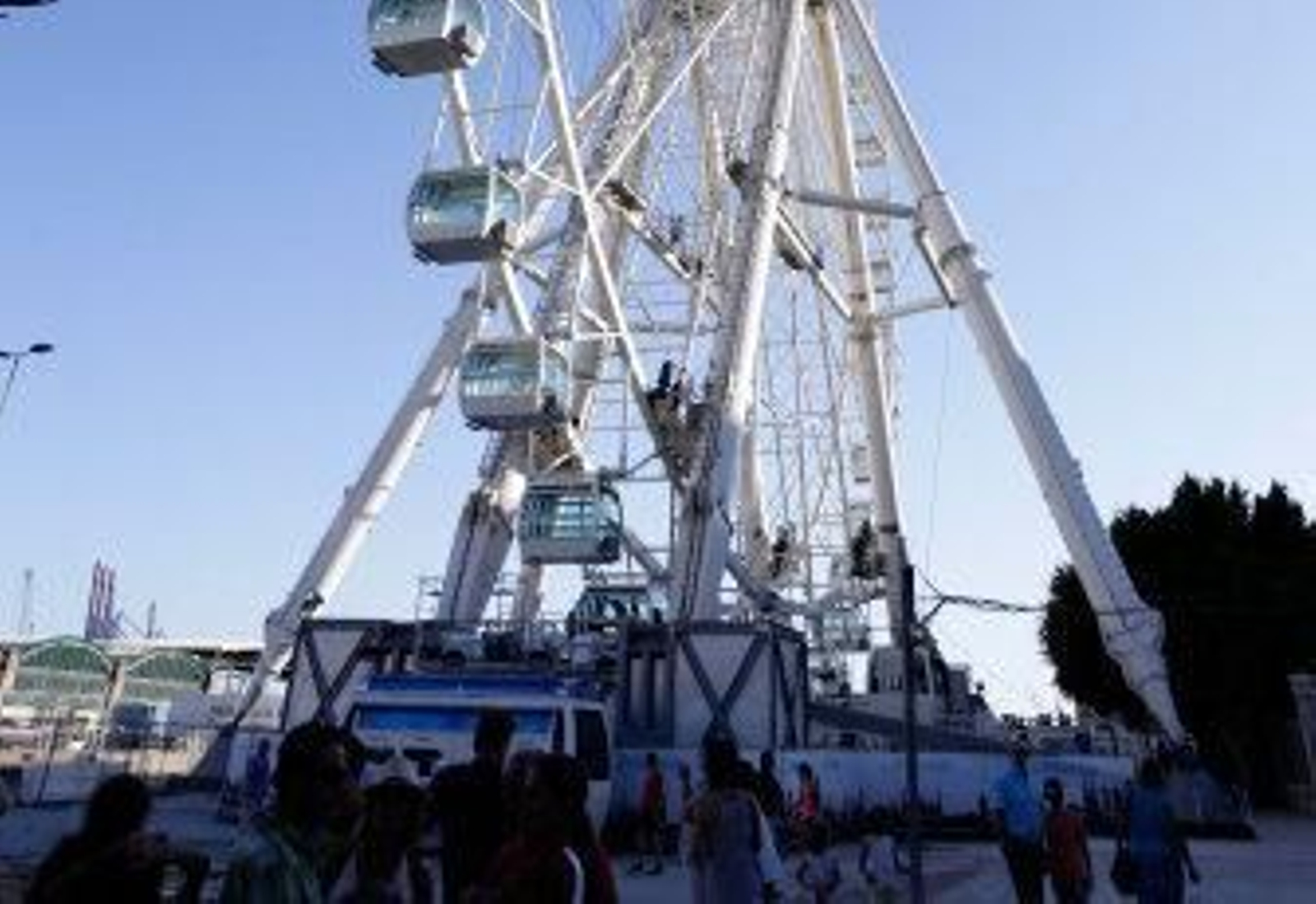 La noria del puerto de Málaga, que abre el jueves, realiza las primeras pruebas con público