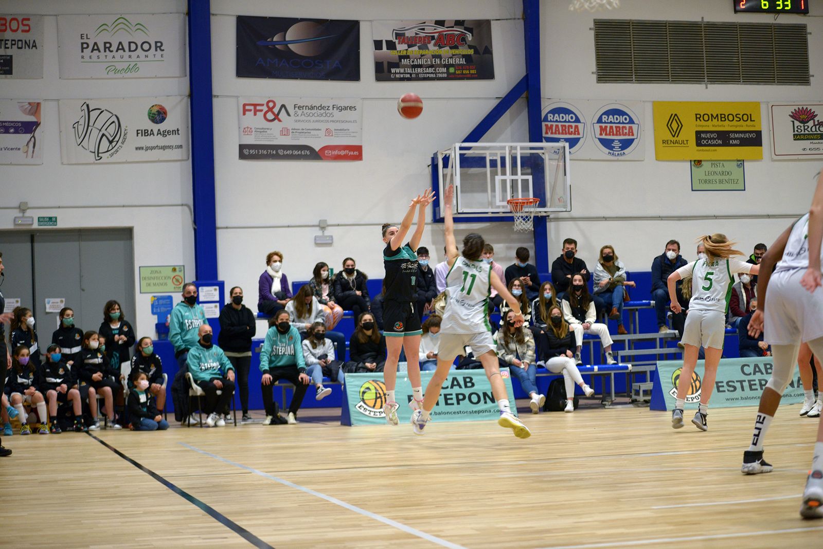 Un lanzamiento de una jugadora del CAB.