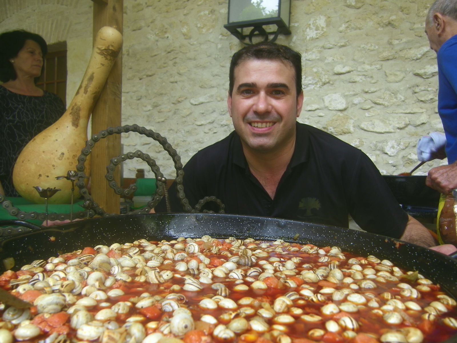 Adrián Carrera con uno de los originales guisos que ofrece en su bar, unos caracoles con chorizo y chistorra.