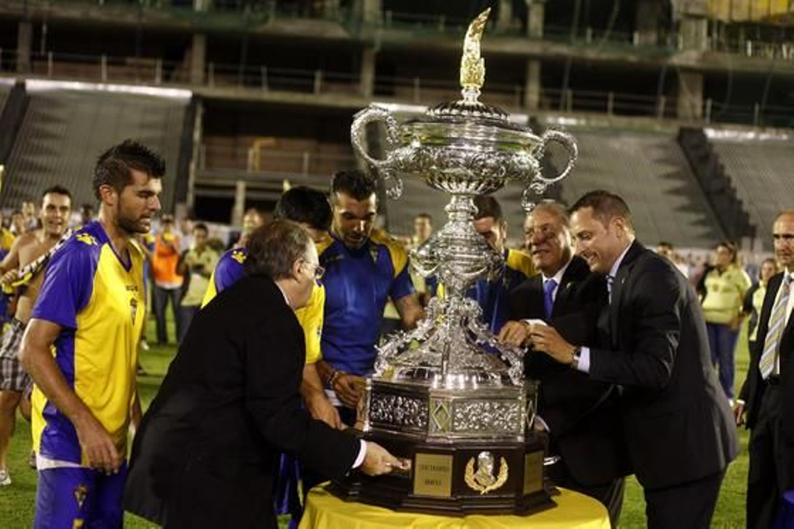Blas Fernández, Varela y Juan José Pina entregan el trofeo de campeón al Cádiz. 

Foto: Jesus Marin