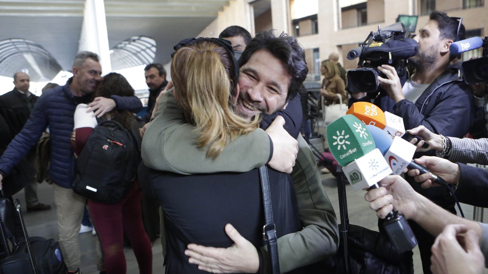 Vela saluda a sus familiares, con Maldonado al fondo, hace ya más de un año en Santa Justa.