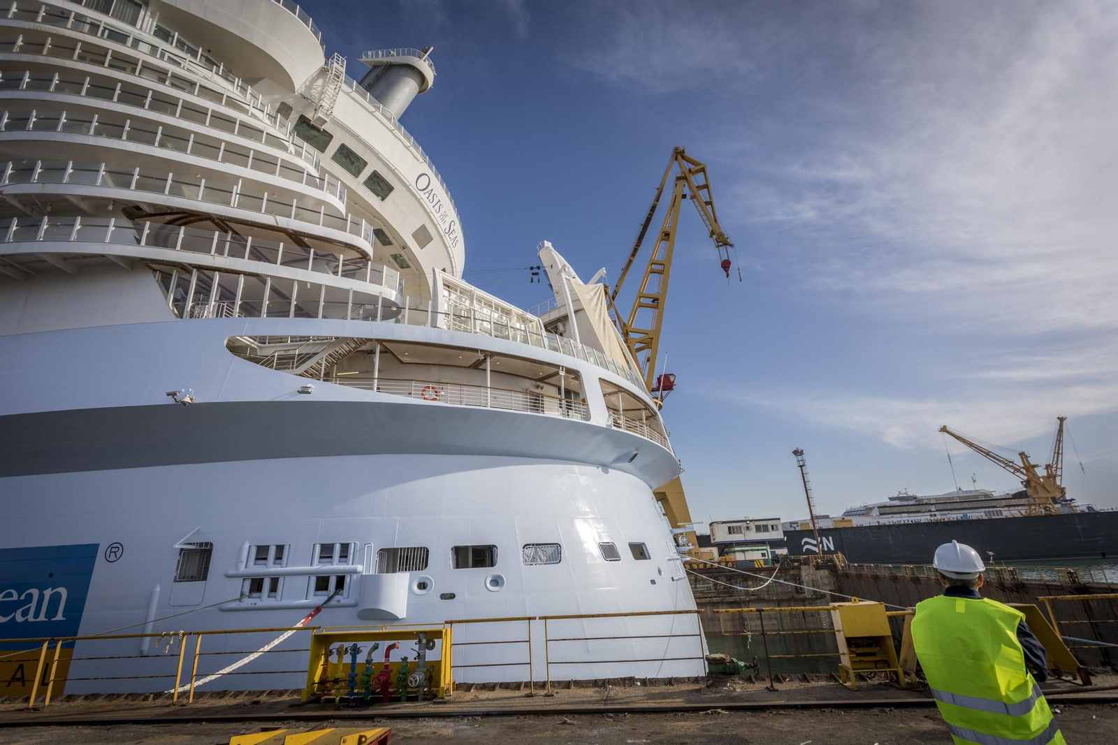 Vista de la popa del buque tras ser reparados los daños causados por la caída de dos grúas en Bahamas.