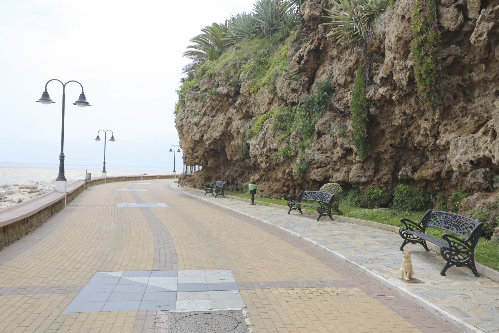 Playas cerradas en Torremolinos, la imagen del coronavirus en Málaga