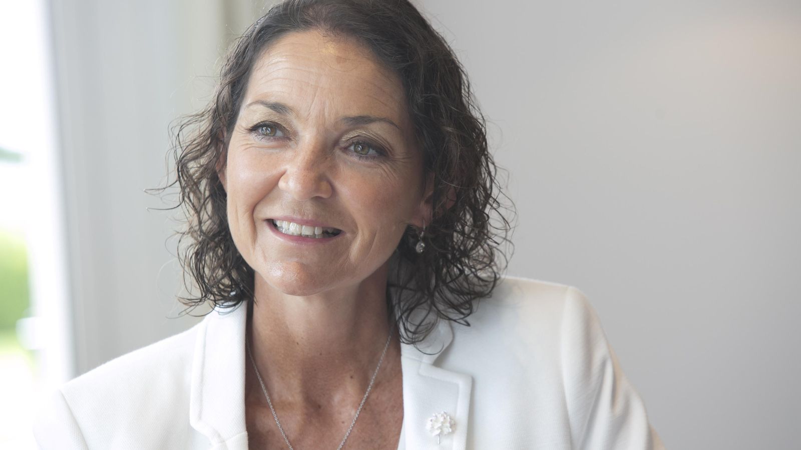 La ministra de Turismo, sonriente.