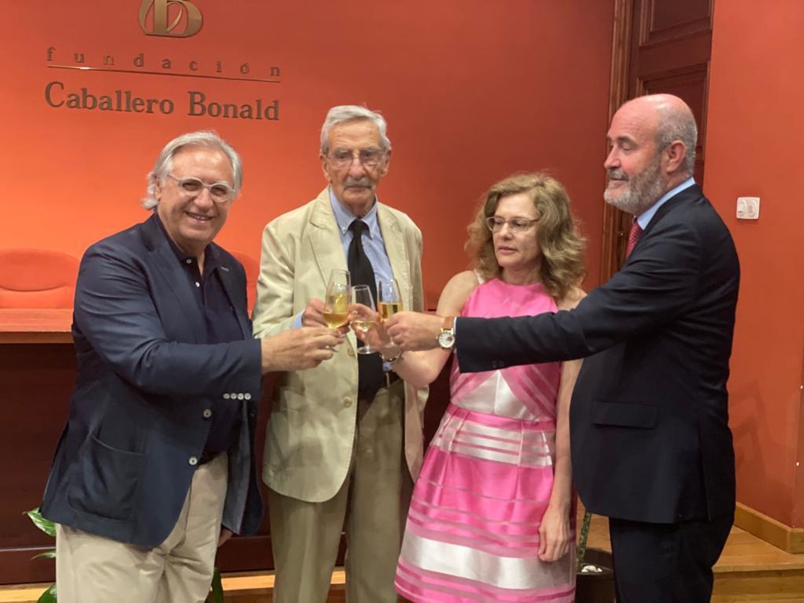 Un brindis tras la presentación del libro.
