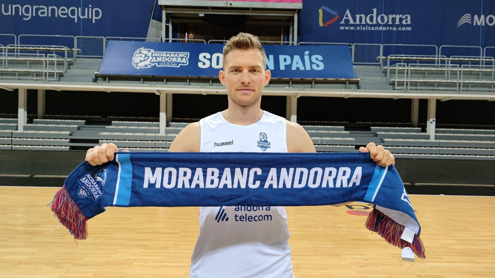 Gal Mekel posa con una bufanda del Morabanc Andorra.