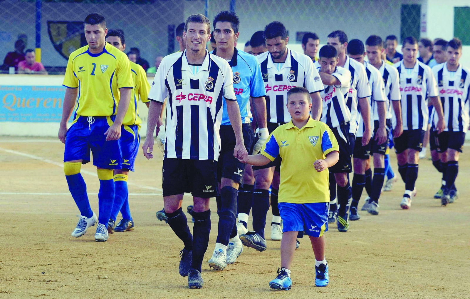 Jugadores de Balona y Zabal saltan al Virgen del Carmen en un amistoso de 2009