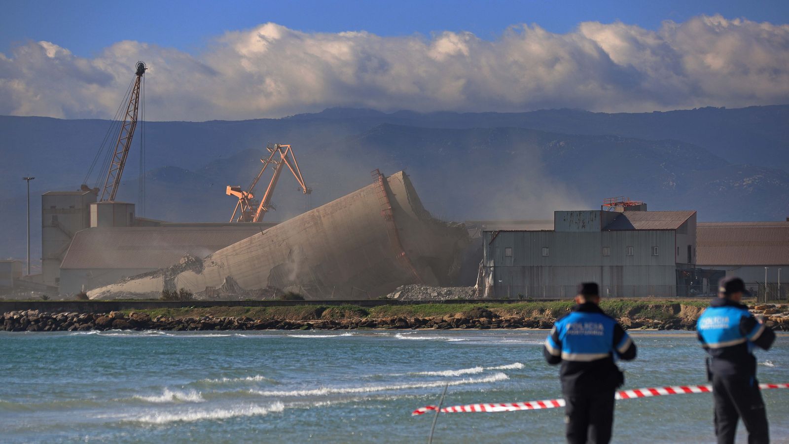 Demolición del silo de  Holcim en Palmones