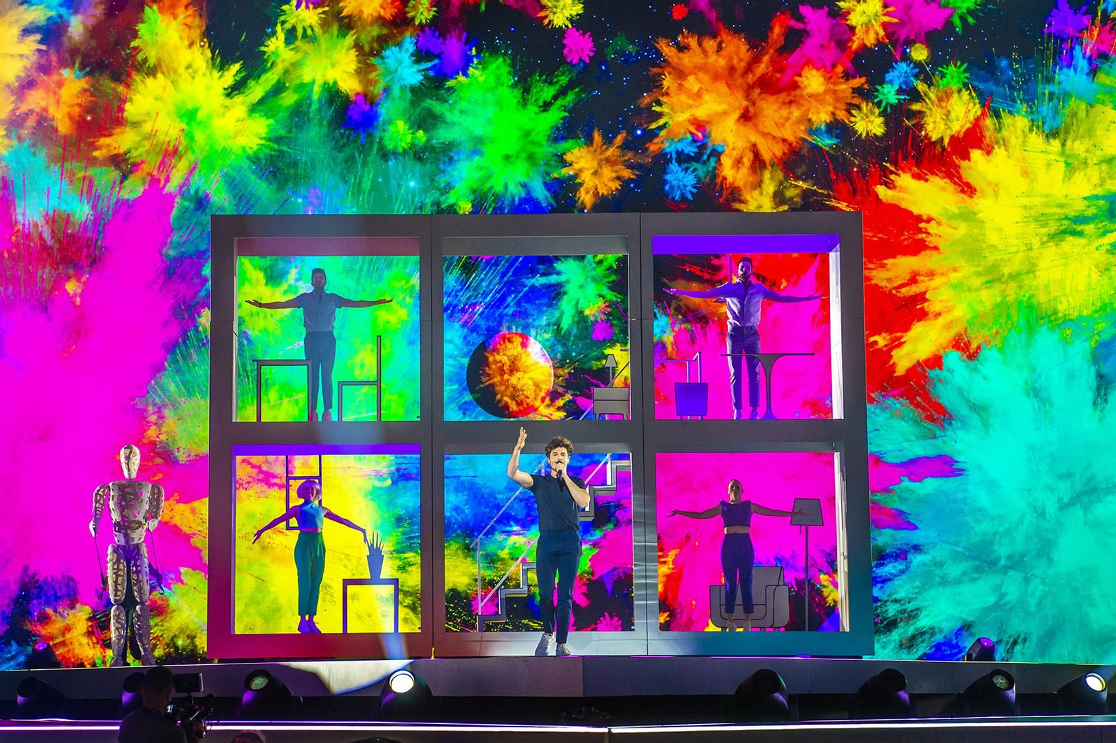 El edificio y la marioneta, que representan el tedio y la opresión en 'La venda'