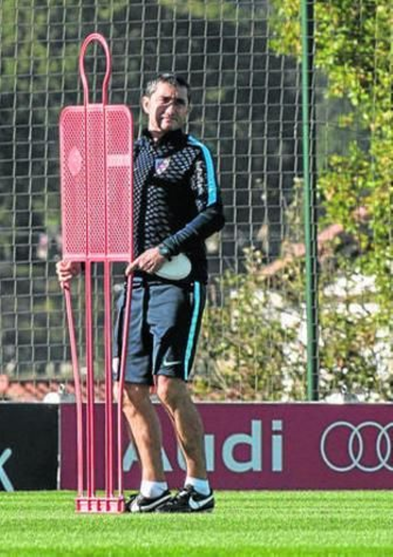 Ernesto Valverde, cogiendo una barrera ayer en Lezama.