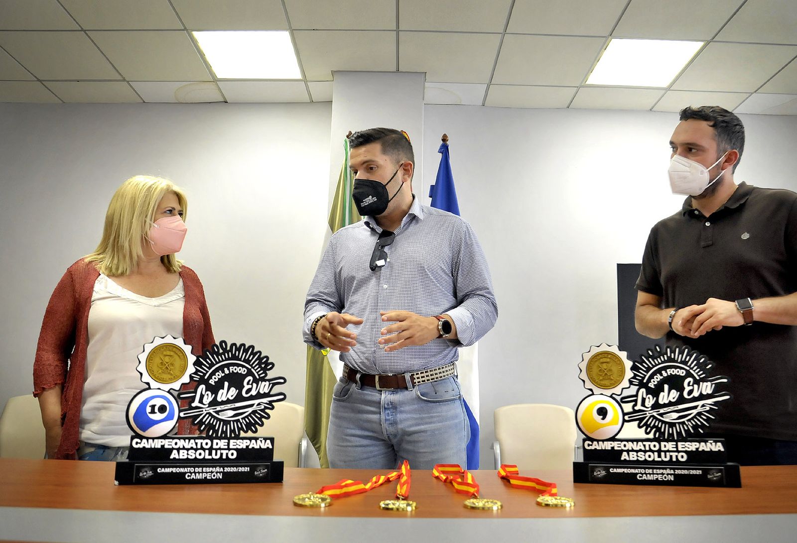 Mamen Sánchez conversa con Juan Antonio Pina, con sus trofeos, en presencia de Jesús Alba.