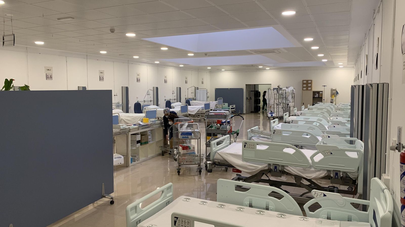 Sala preparada con camas para acoger pacientes covid.