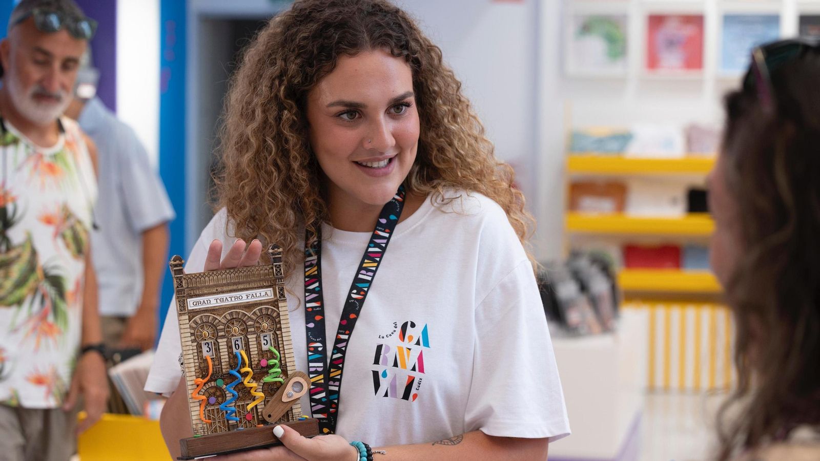María Pecci muestra el cuentadías integrado en la fachada del Gran Teatro Falla.