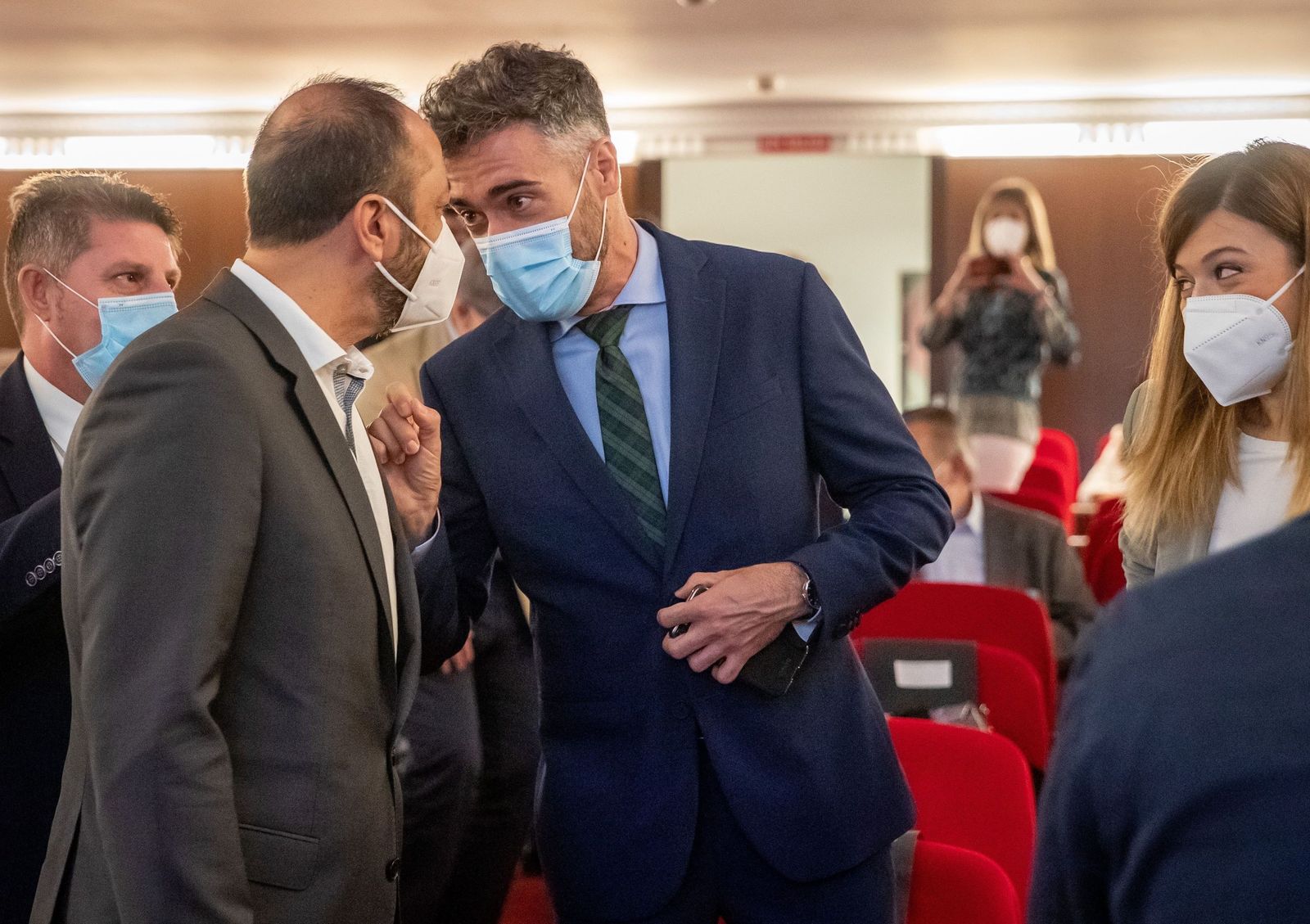 Felipe Sicilia conversa con Gómez de Celis, en una imagen de archivo.