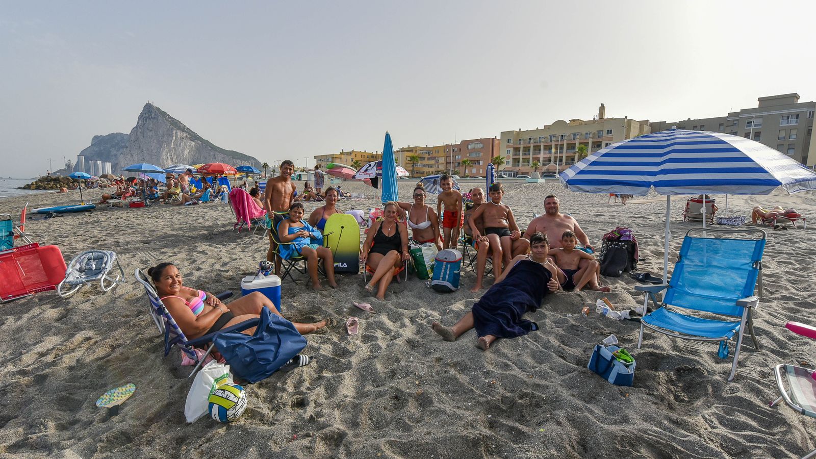 Las fotos de la tarde de playa en familia en La Línea