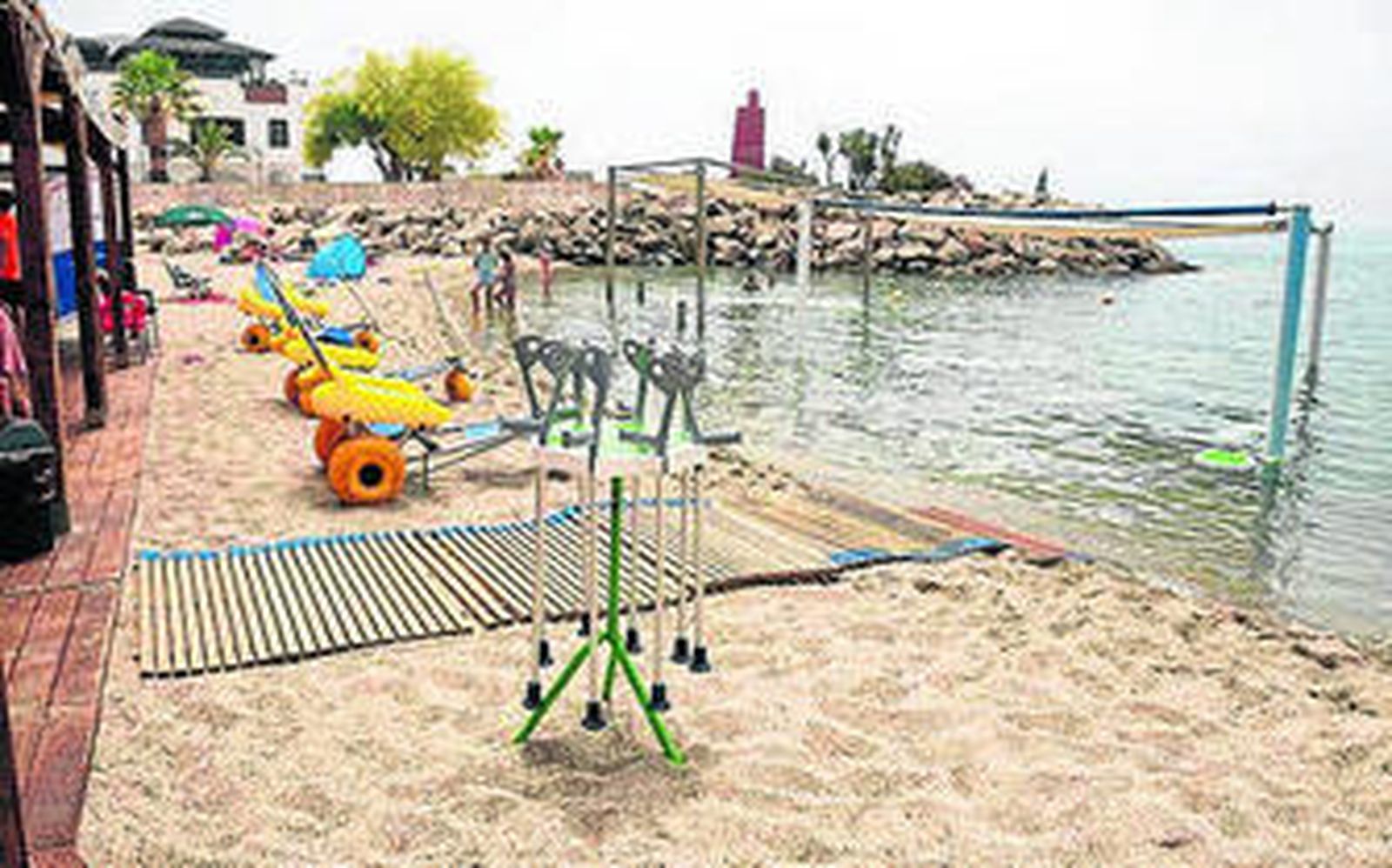 Punto de acceso y materiales en la playa de Aguadulce.