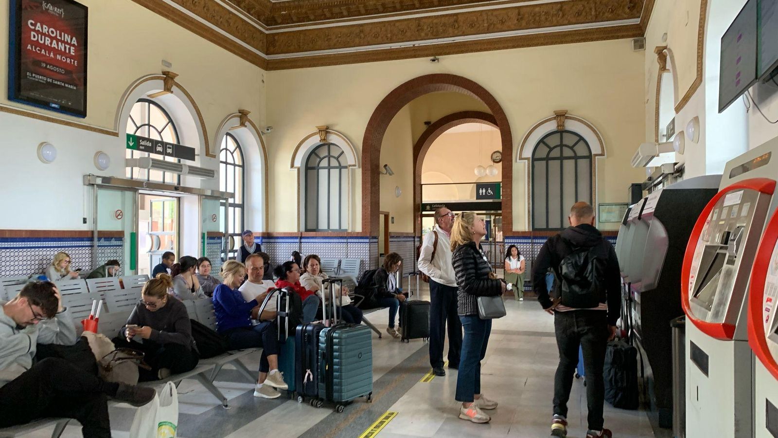 Usuarios de tren esperando en el vestíbulo de la estación de Jerez.