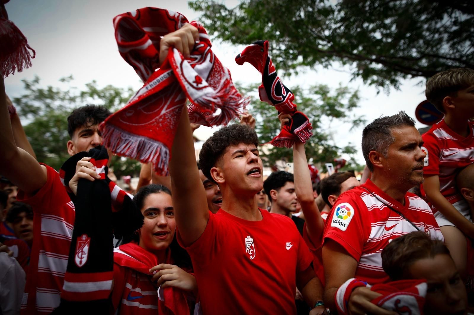 En imágenes: Así ha sido el recibimiento al autobús del Granada