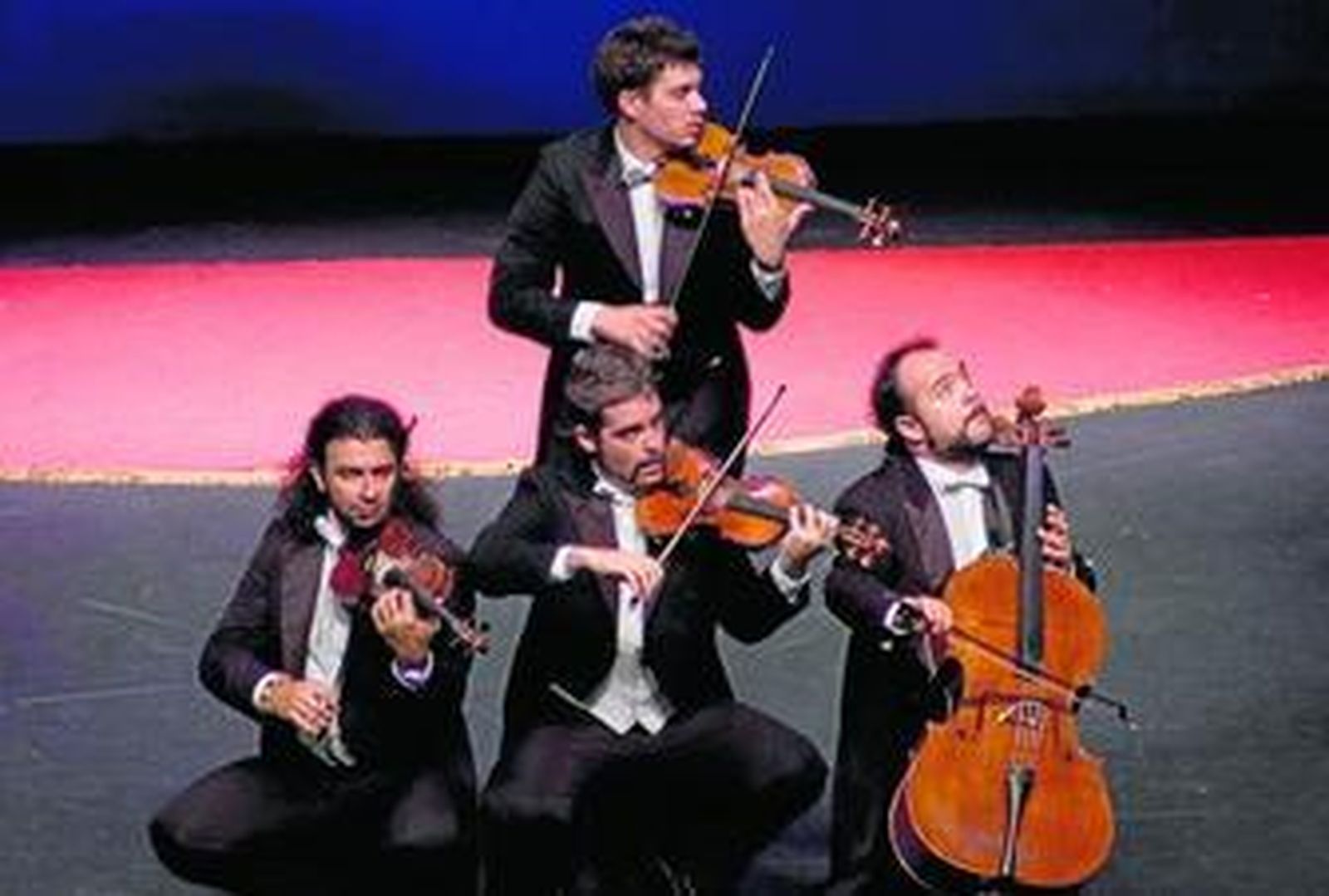 Imagen de una de las actuaciones de Yllana en el Festival de Teatro de El Ejido 2009.
