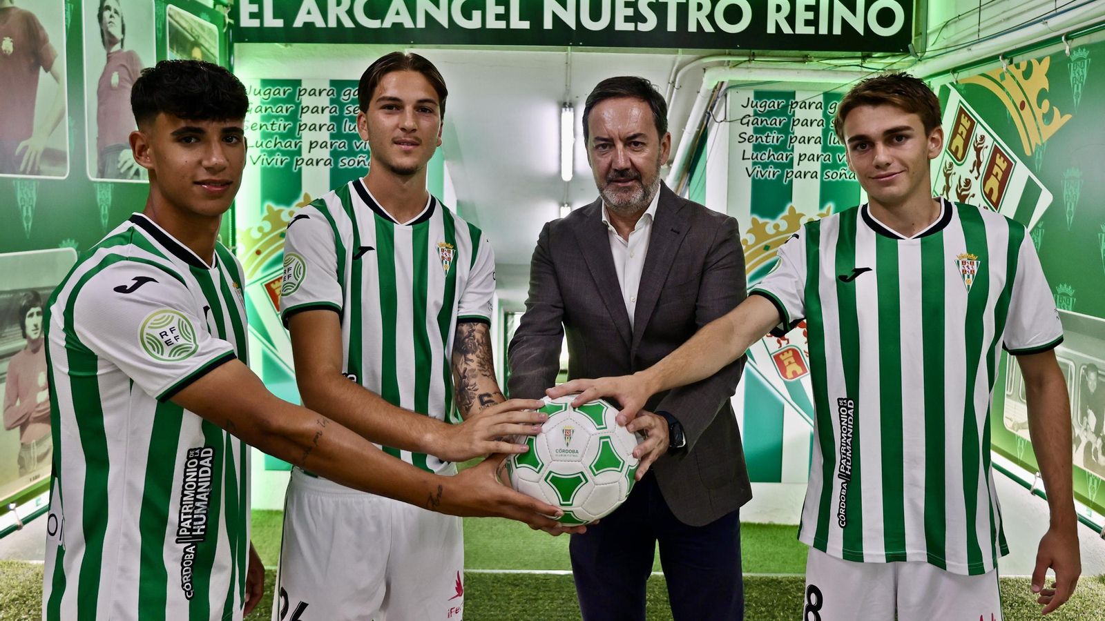 Albuera, Borja García y Javi Antrás posan junto a Antonio Fernández Monterrubio, CEO del Córdoba CF.