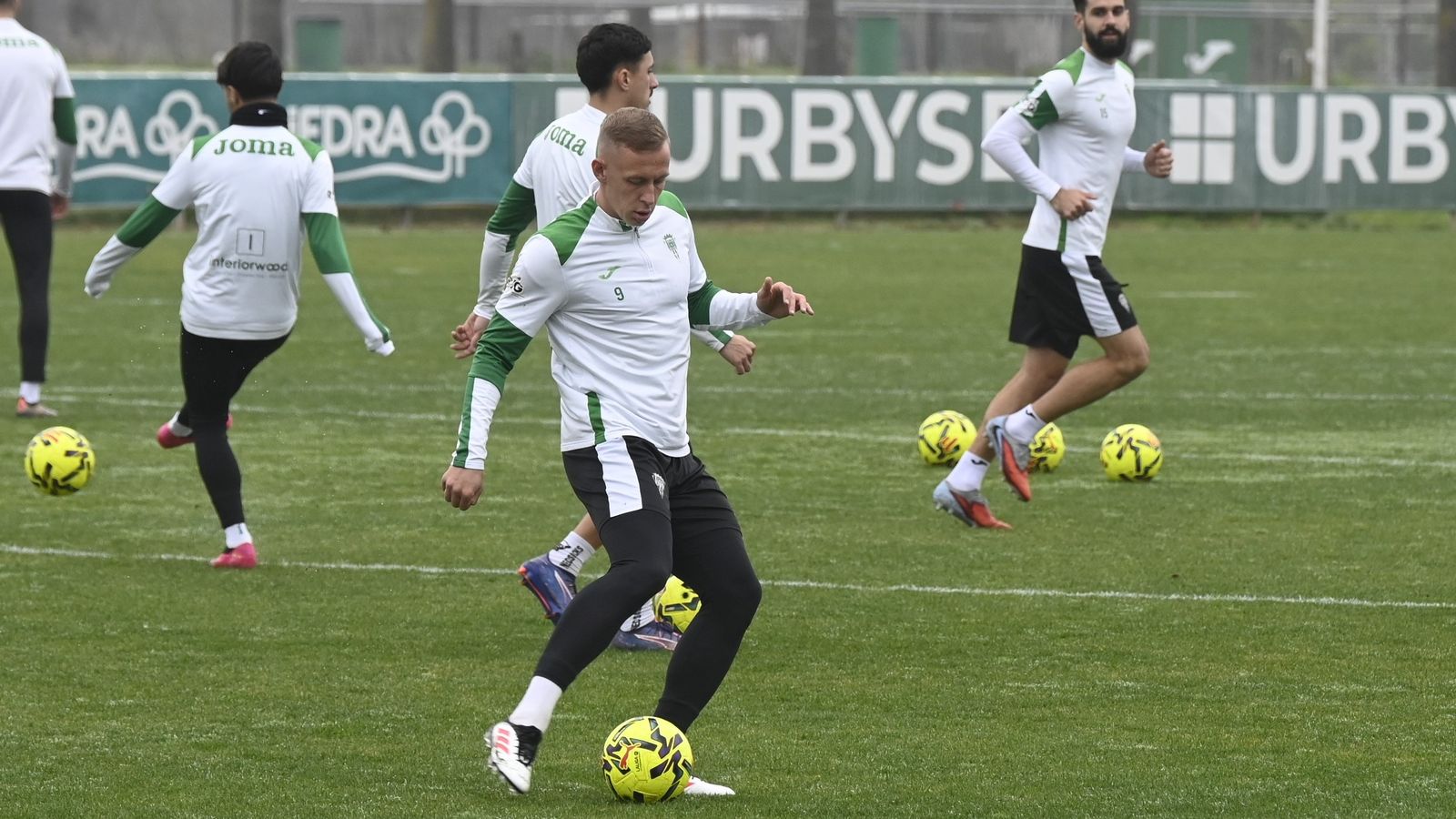 Obolskii golpea el balón en un entrenamiento del Córdoba CF.