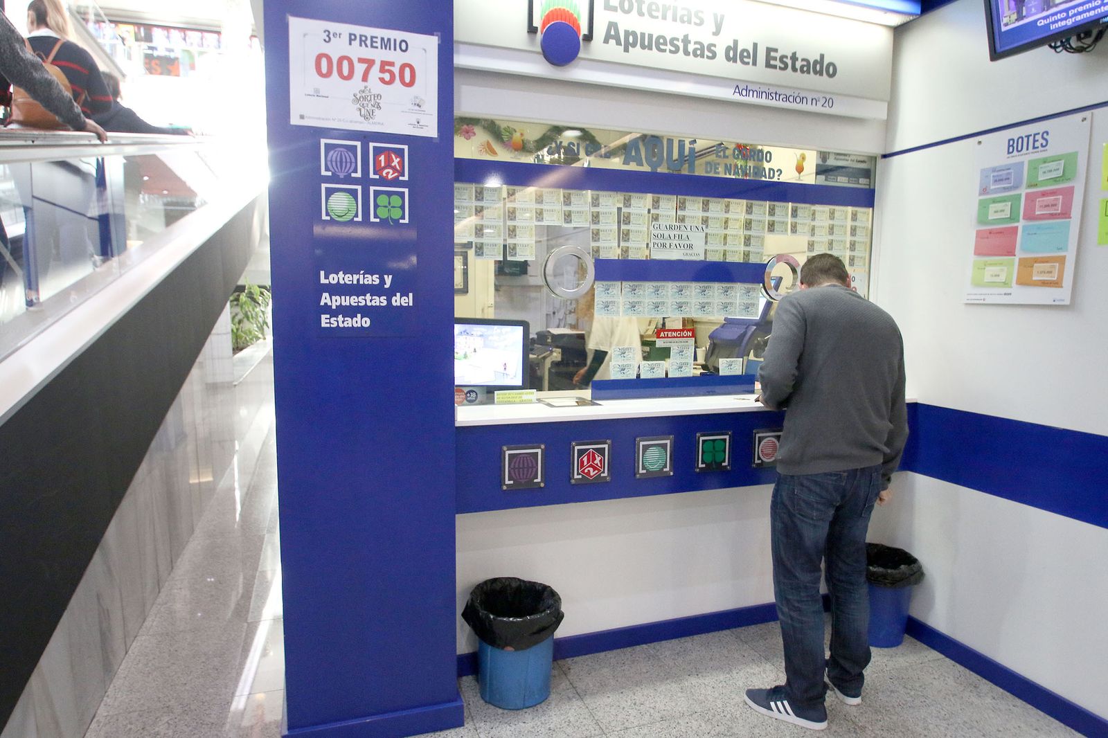 Las imágenes de los premios de la Lotería de Navidad en Roquetas, Vícar y Almería