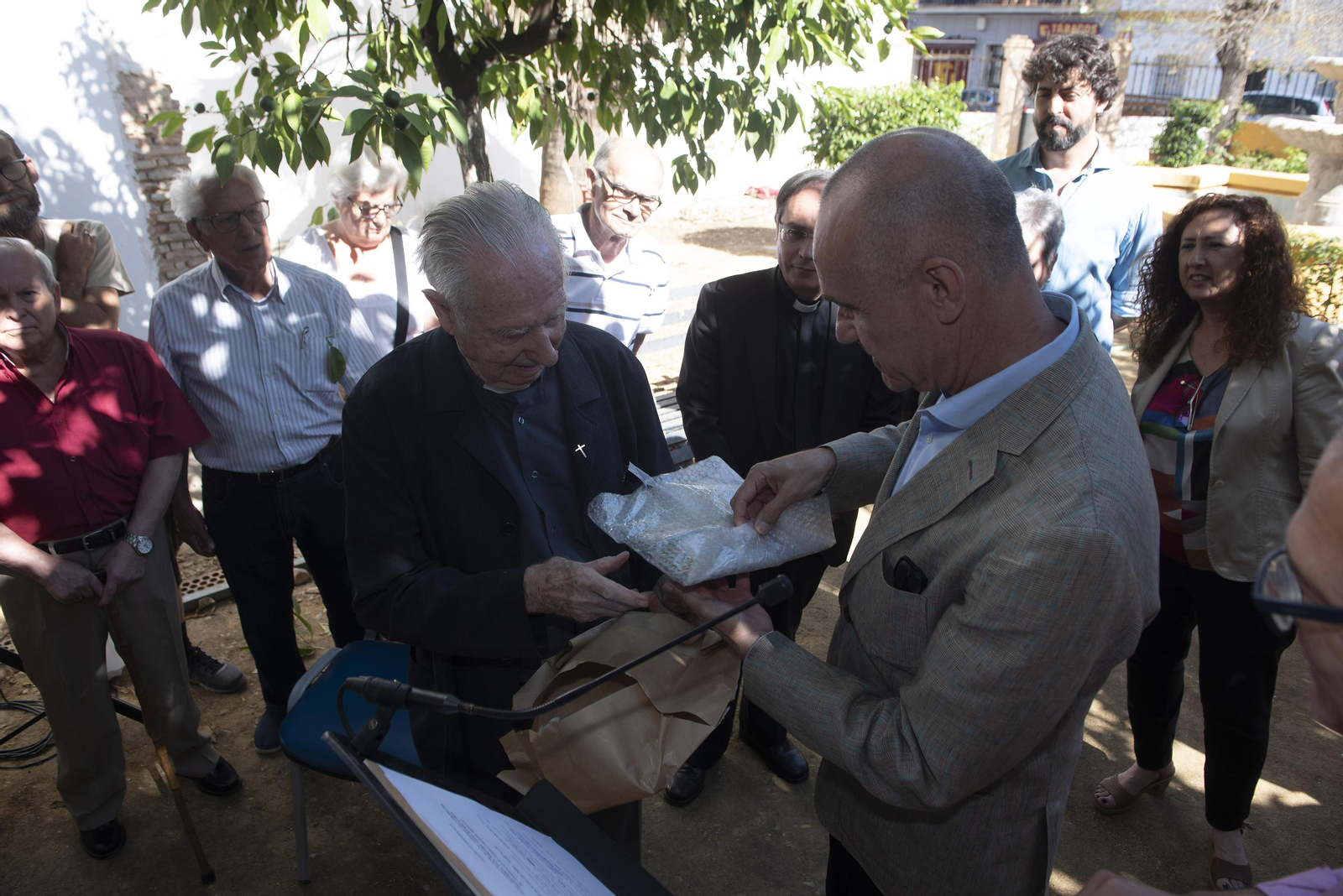 Las imágenes de la inauguración de los jardines del párroco D. Pedro Ybarra