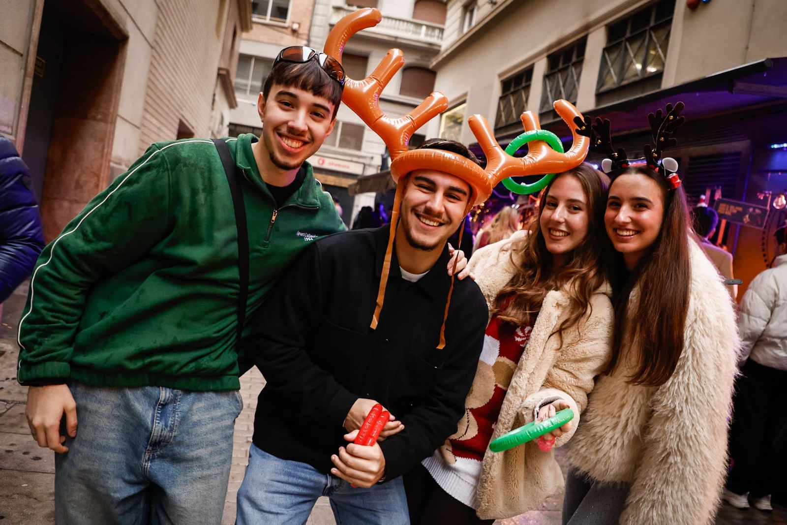 Granada se echa a la calle para celebrar la Tardebuena, en imágenes