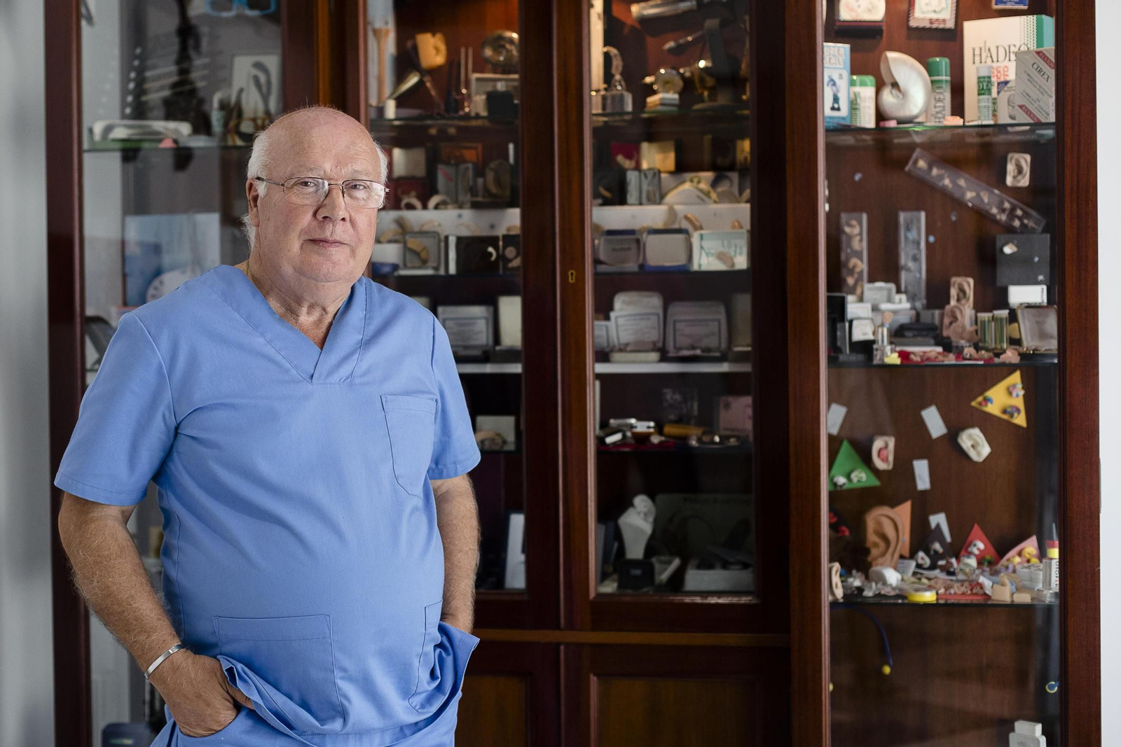 Sebastián Bernal en su clínica de audiología integral que ahora lleva su hija María.