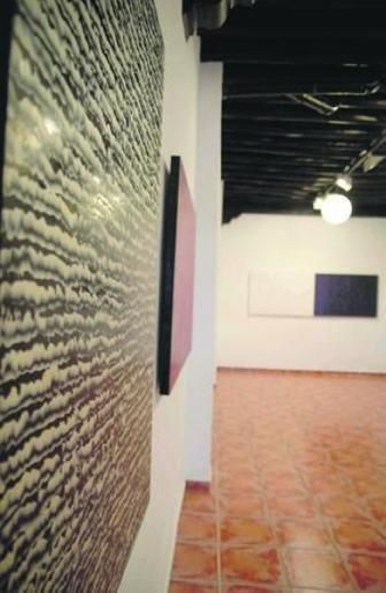 1 y 3. En primer plano se observa una de las obras que remiten al movimiento de las olas del mar 2. Los volúmenes son la principal cualidad de una exposición que parece casi textil. 4. Panorámica de las paredes de la galería Arrabal & Cía que mostrarán hasta finales de mes la exposición de la artista.