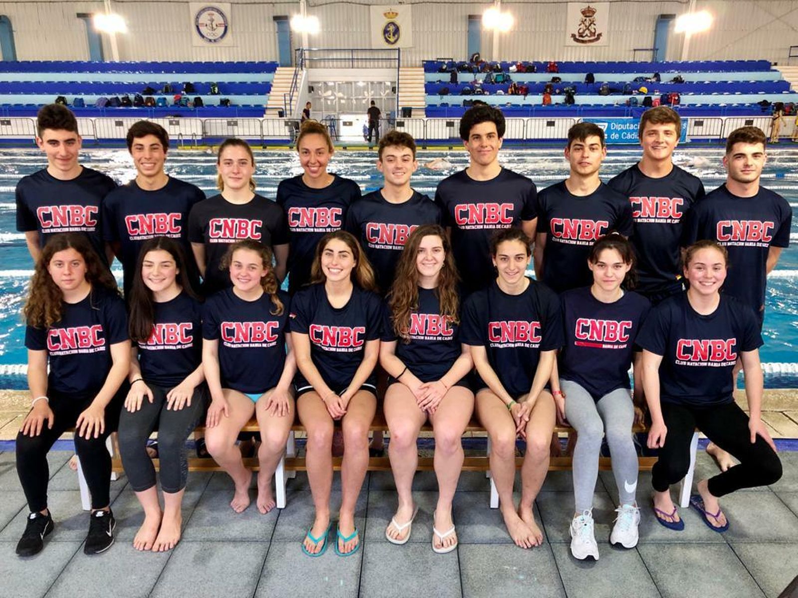 Nadadores del Bahía de Cádiz que están compitiendo en la piscina de la Armada.