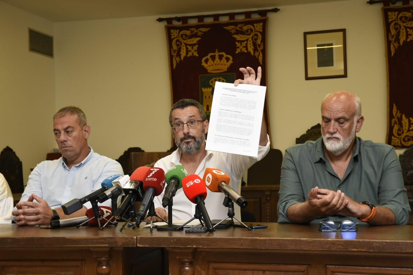El alcade de La Línea, Juan Franco, muestra parte del Memorándum que han entregado al Gobierno de España.