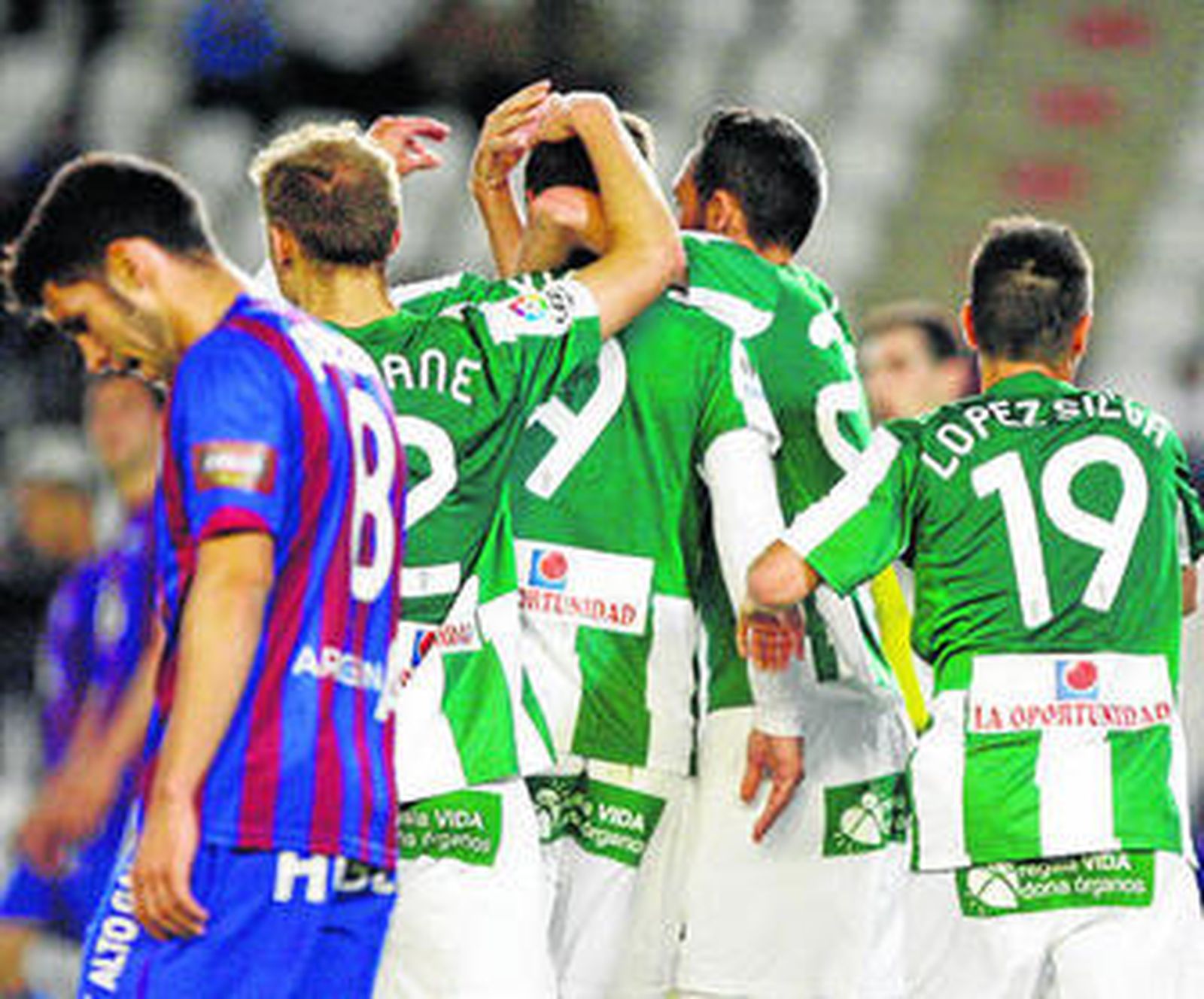 Los jugadores del Córdoba celebran uno de los goles marcados ante el Huesca.