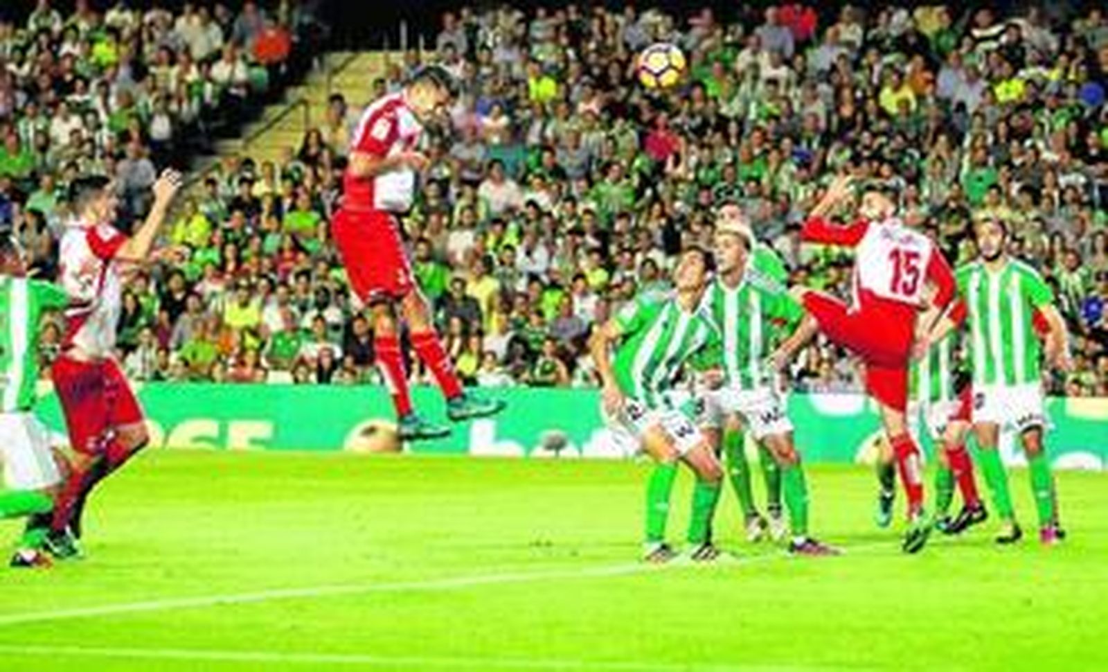 Diego Reyes conecta un fortísimo cabezazo que supone el único gol del partido en el Benito Villamarín.