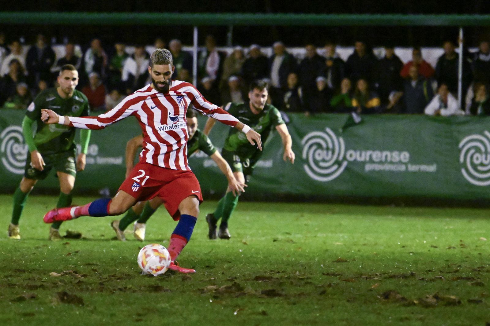 Yannick Carrasco transforma el penalti que le dio el empate al Atlético.