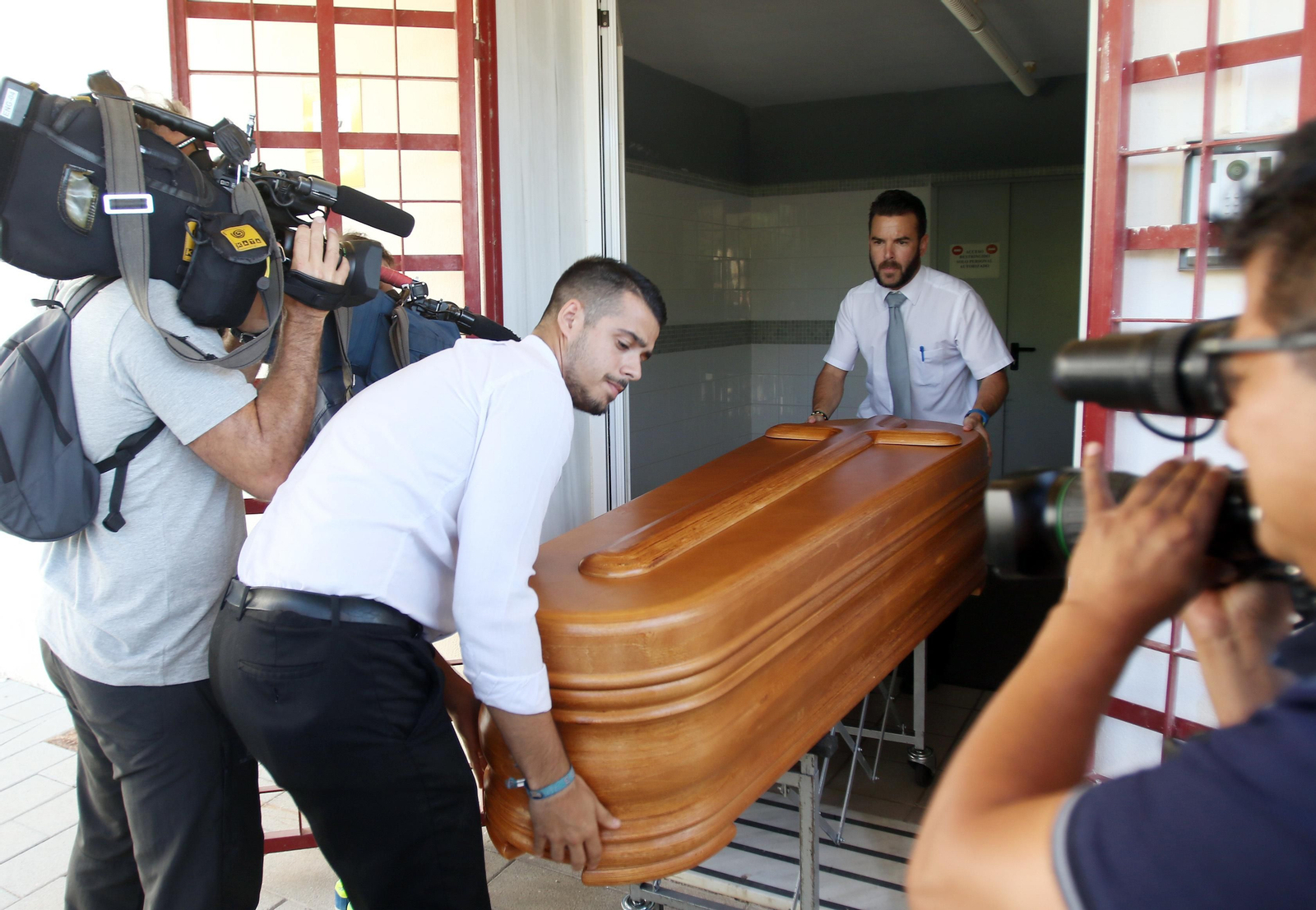 La familia de Blesa acude al tanatorio donde se incineró el cadáver del exbanquero