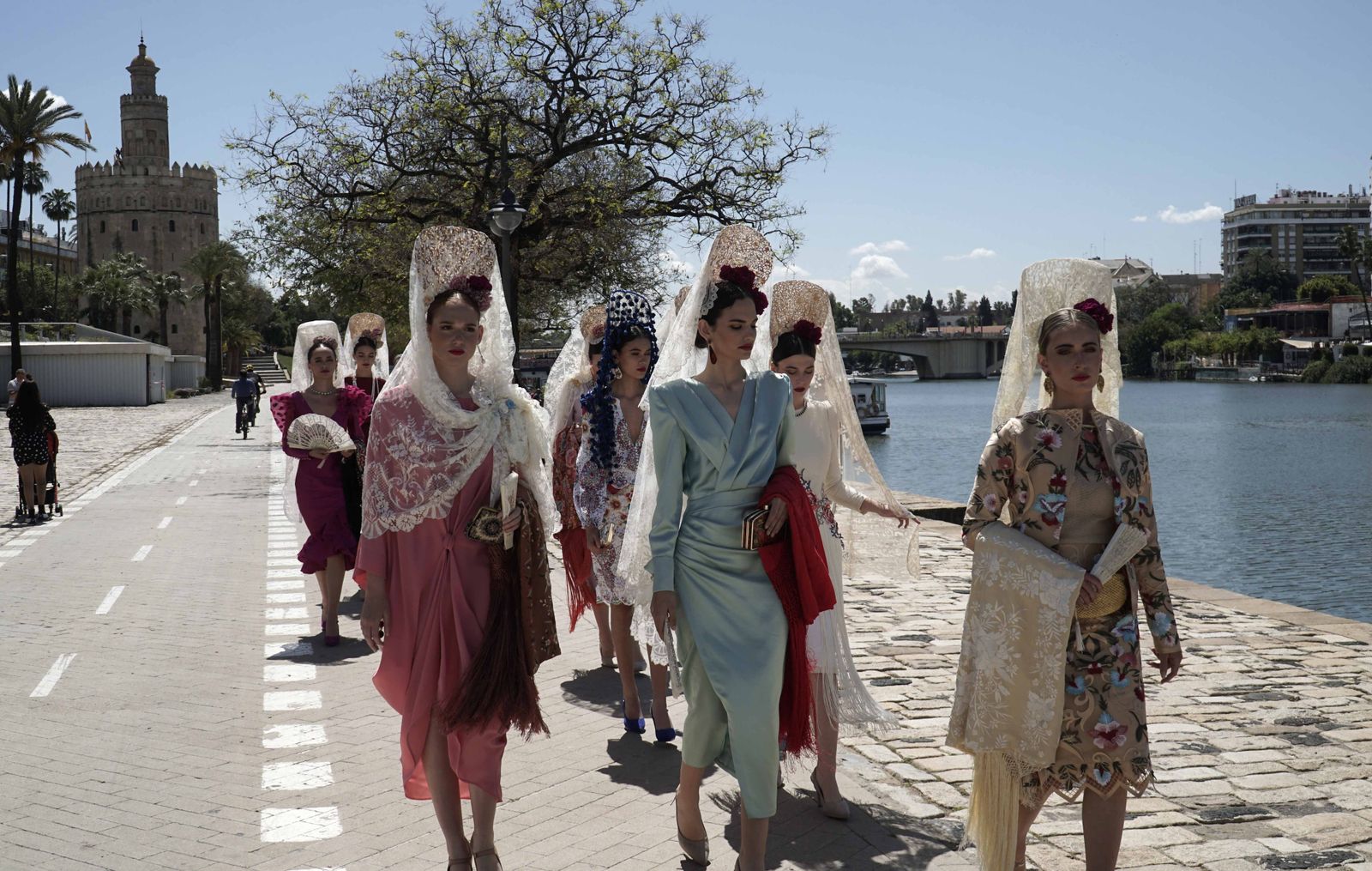 Desfile de mantillas blancas en la preferia