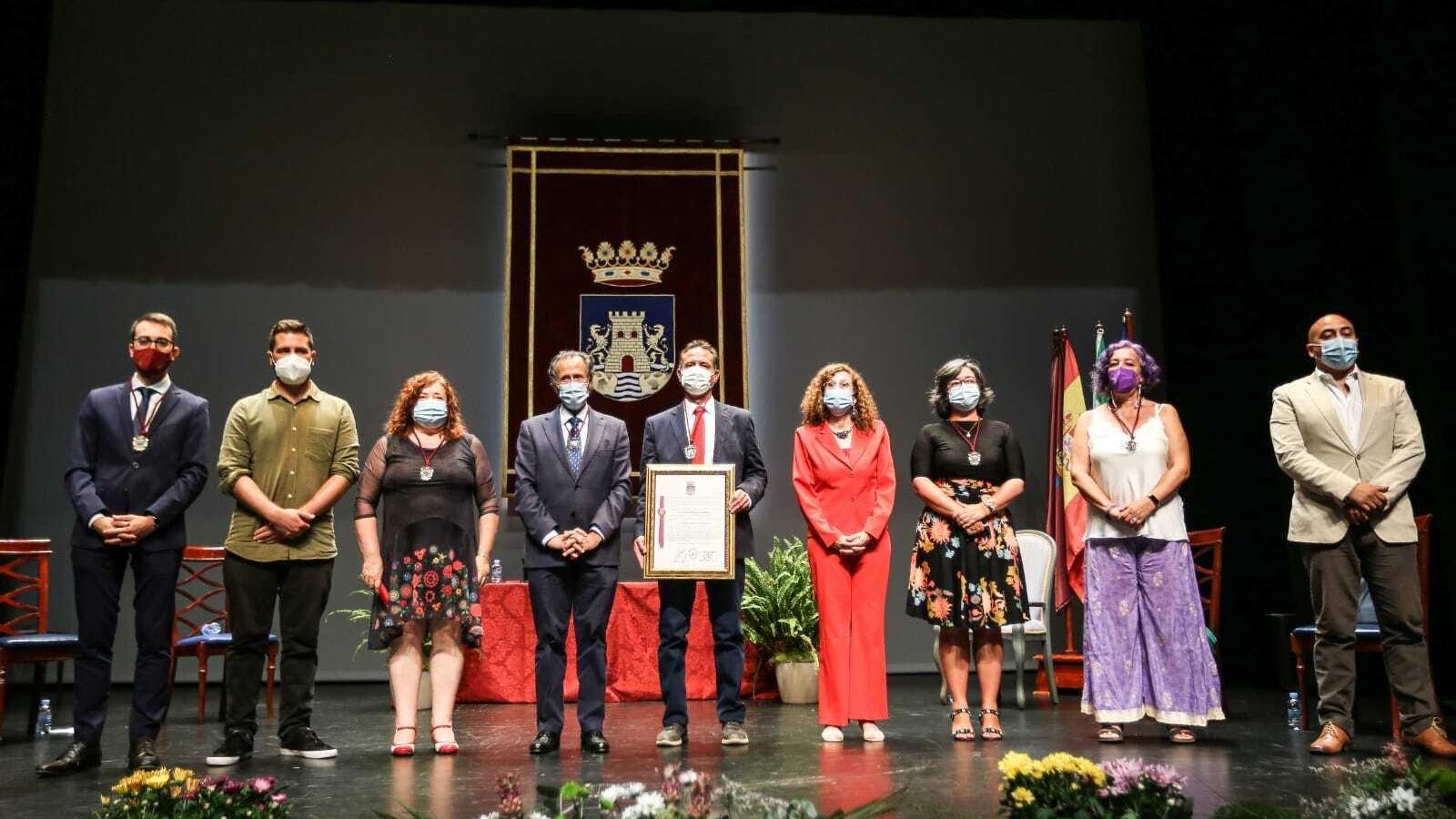 Los representantes municipales y del centro educativo posan durante el acto.