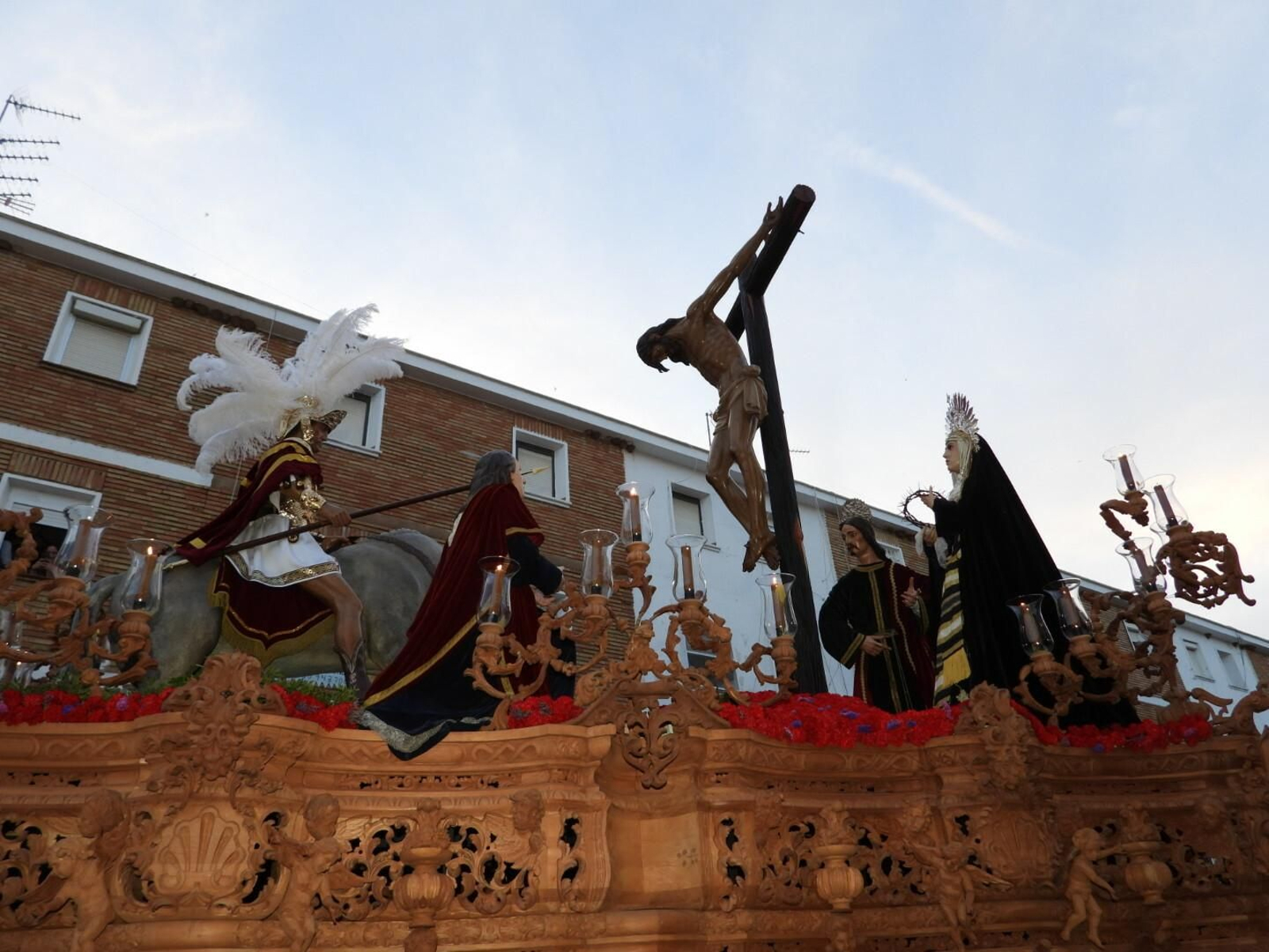 Paso de la Santa Lanzada procesionando por las calles de Ayamonte.