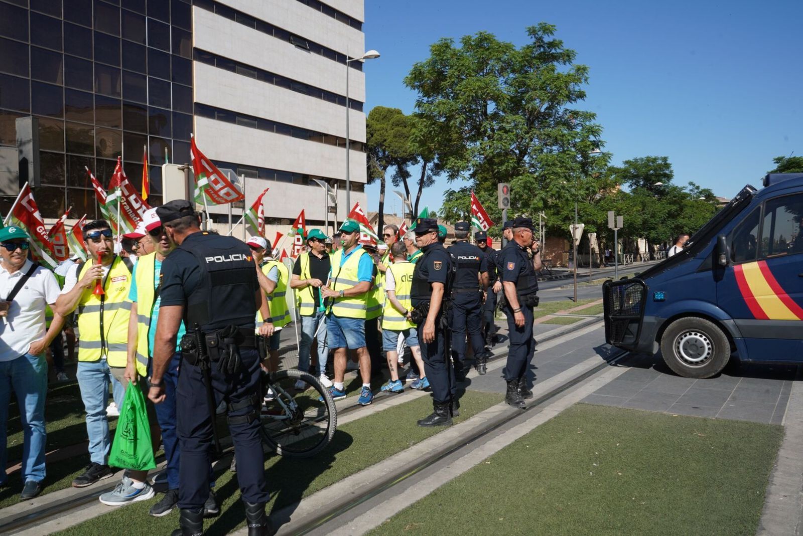 Fotos: así transcurre la manifestación y la huelga de autobuses urbanos de Granada