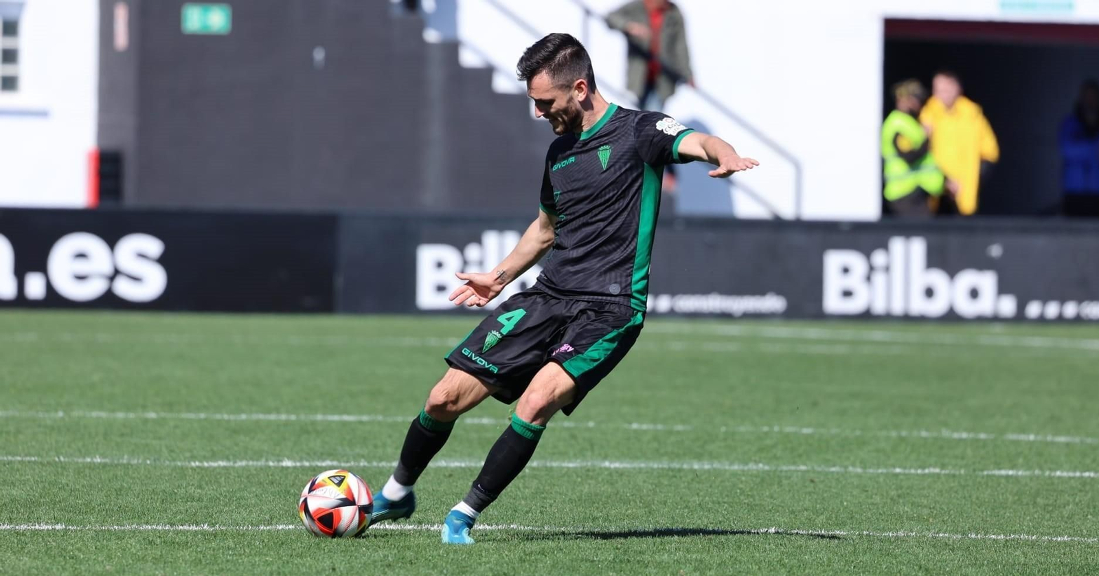 Adrián Lapeña golpea el balón en el Ceuta - Córdoba CF.